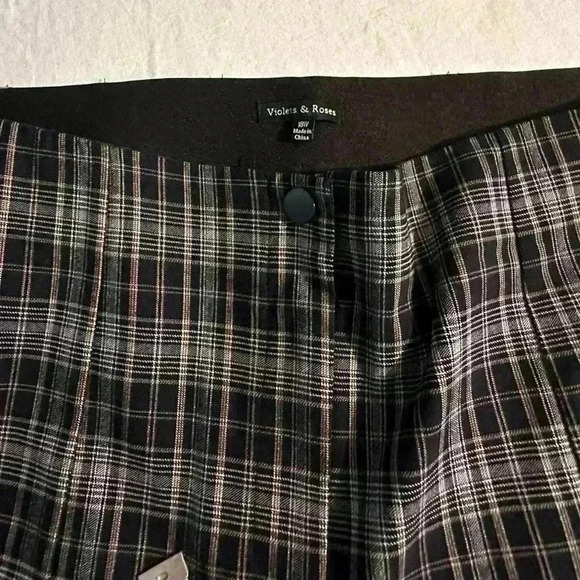 Size 18W Plaid pants / legging style with snap and zip closure. - Picture 2 of 10